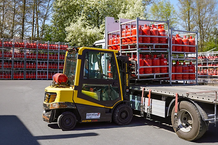 Beladen eines LKW mit Flaschengas mit einem Gabelstapler